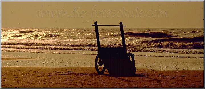 Karre am Meer bei Sonnenuntergang 2.jpg - Eine morsche Karre am Strand von Marina di Venezia am späten Nachmittag.